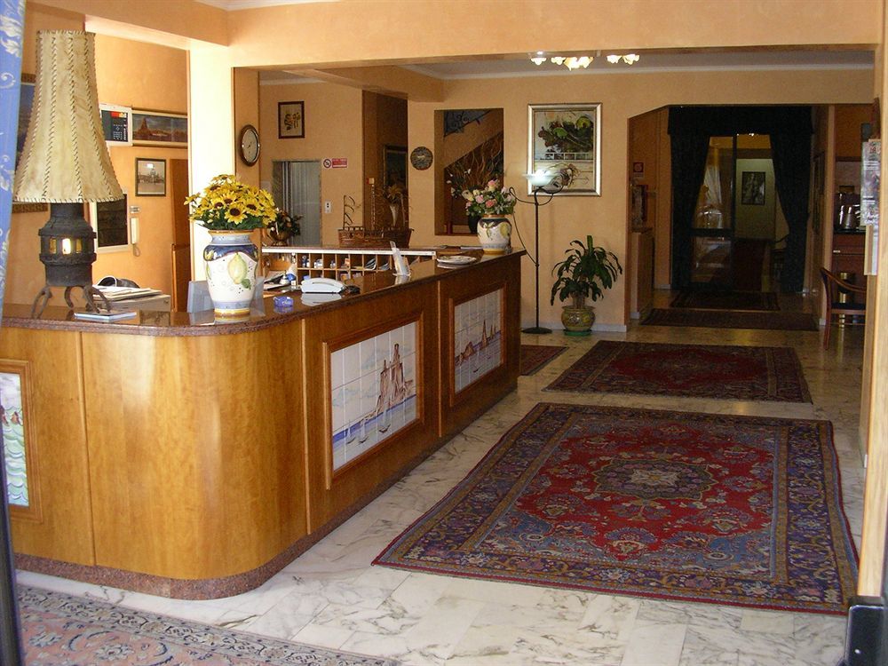 Hotel Malavoglia Ачі-Кастелло Екстер'єр фото